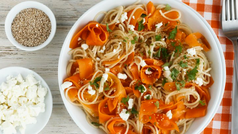 Moehren-Dinkel-Spaghetti-mit-Schafskäse-Sesam-und-Petersilie