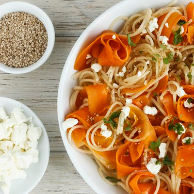 Moehren-Dinkel-Spaghetti-mit-Schafskäse-Sesam-und-Petersilie