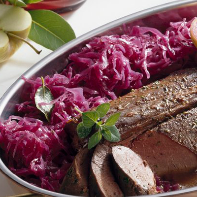 Rehruecken-mit-Rotkohl-und-Aepfeln
