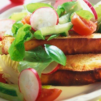 Roestbrot-mit-Knoblauchbutter-und-Radieschensalat