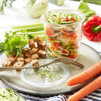 Rohkostsalat-mit-Kraeutern-im-Glas