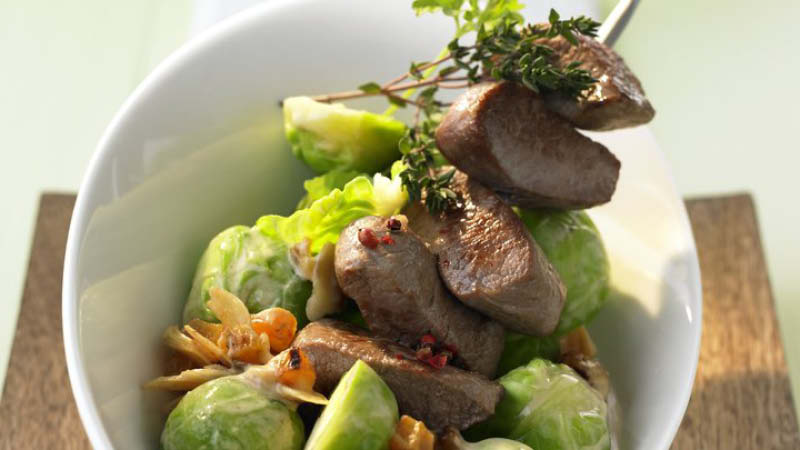 Rosenkohl-mit-Aprikosen-und-Lammspieß