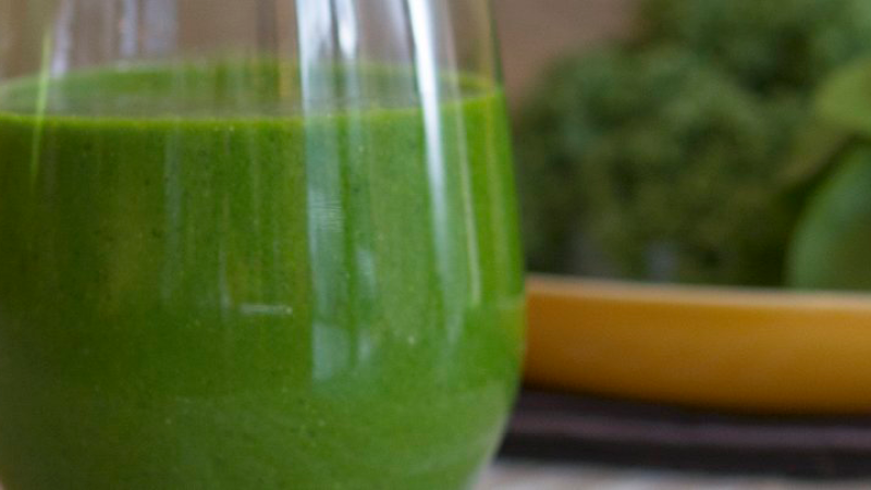 Smoothie-mit-Heidelbeeren-Spinat-Kohl