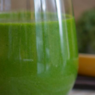 Smoothie-mit-Heidelbeeren-Spinat-Kohl
