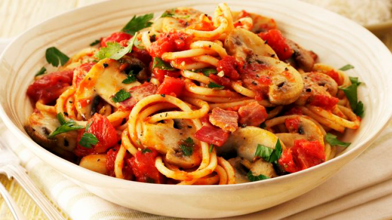 Spaghetti-mit-Tomaten-Bacon-Champignons