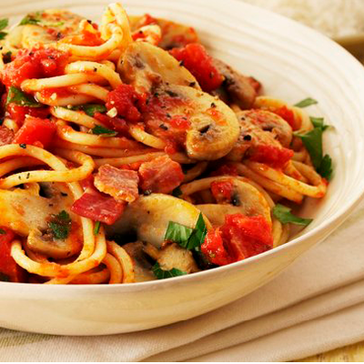Spaghetti-mit-Tomaten-Bacon-Champignons