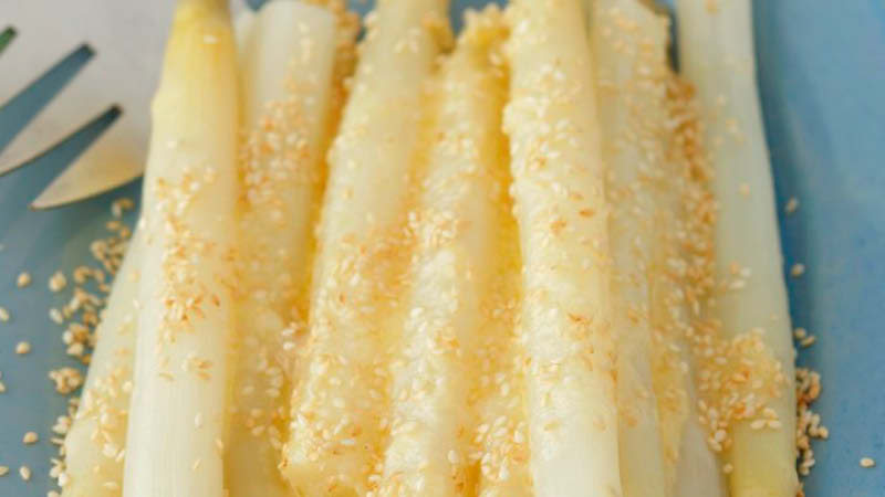 Spargel-mit-Sesam-und-Zitronen-Meerettich-Sauce