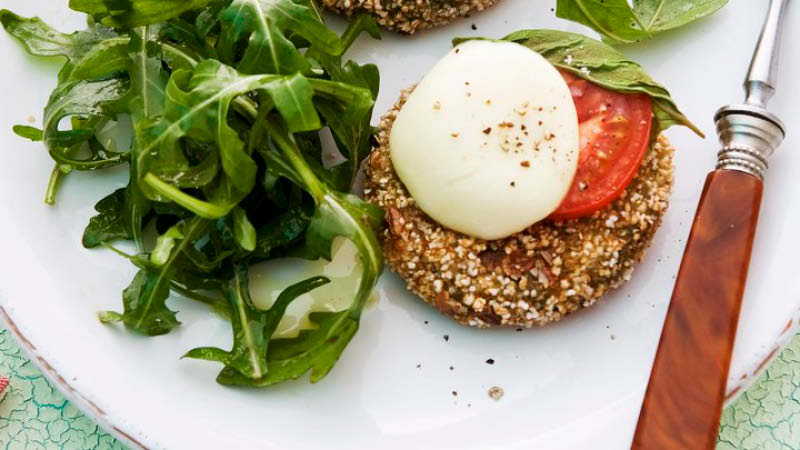 Spinatpuffer-mit-Tomate-Mozzarella-und-Ruccola