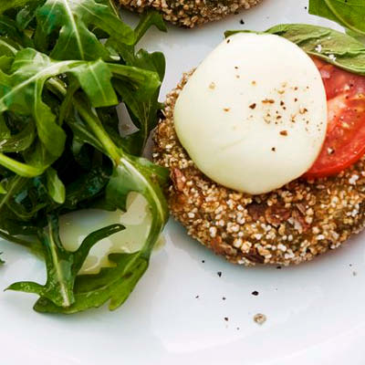 Spinatpuffer-mit-Tomate-Mozzarella-und-Ruccola