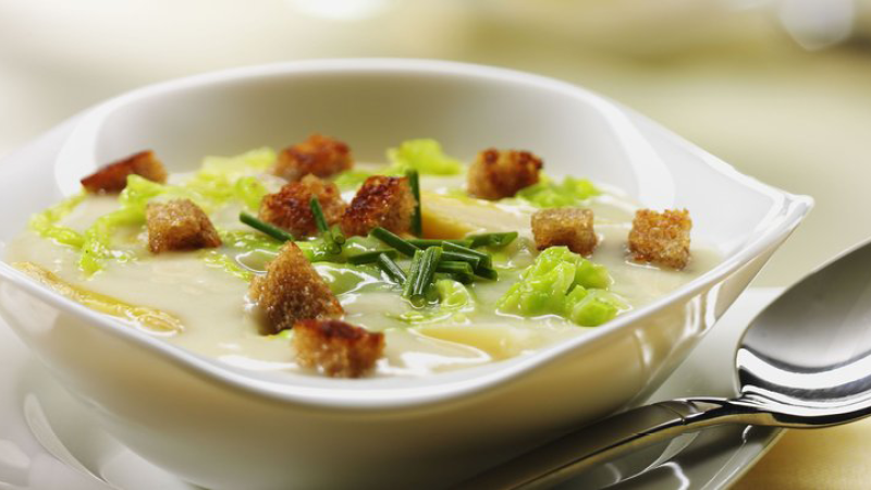 Spitzkohl-Spargel-Suppe