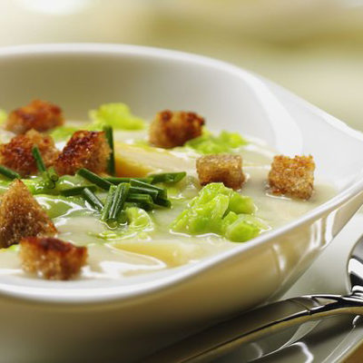 Spitzkohl-Spargel-Suppe
