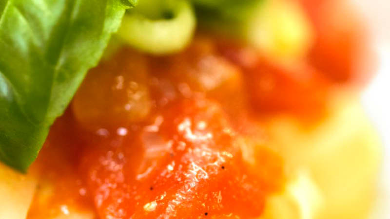 Tagliatelle-mit-geschmolzenen-Kirschtomaten-und-Zuccinistreifen
