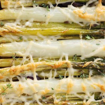 Tarte-mit-weißem-und-gruenem-Spargel