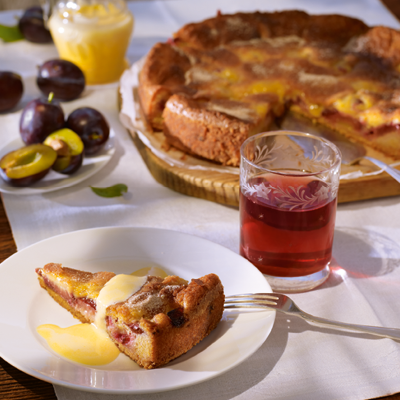Versunkener-Zwetschgenkuchen-mit-Zwetschgenwasser-Sabayon