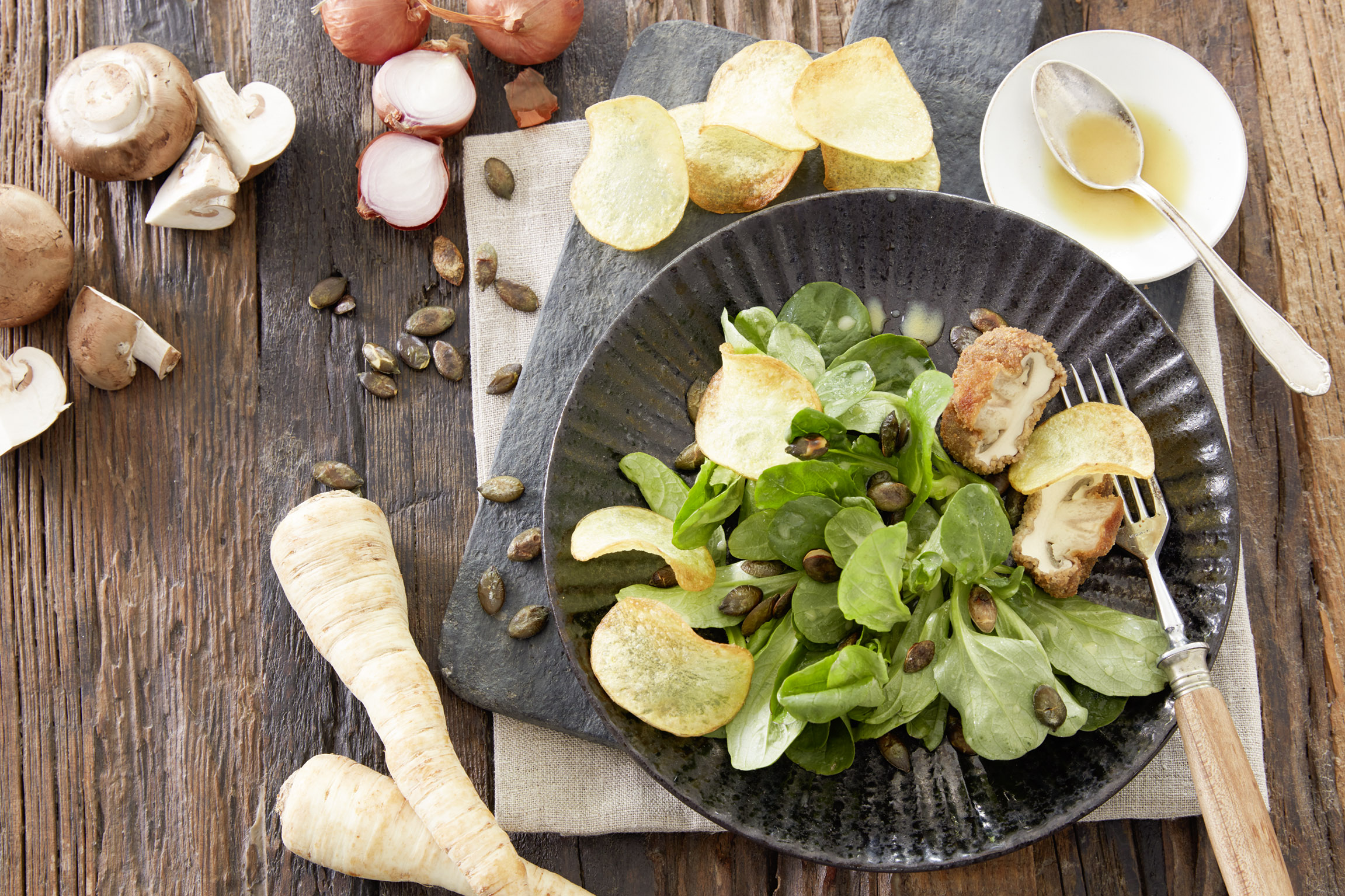 Feldsalat-mit-gebackenen-Champignons-und-selbstgemachten-Kartoffelchips