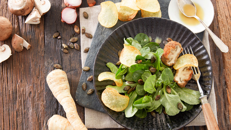 Feldsalat mit Petersilien-Dressing, gebackenen Champignons und Kartoffel-Chips