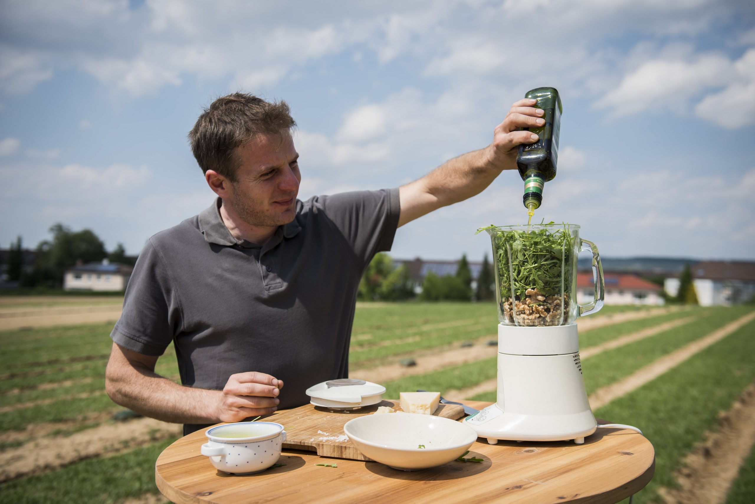 Roland kocht auf dem Feld