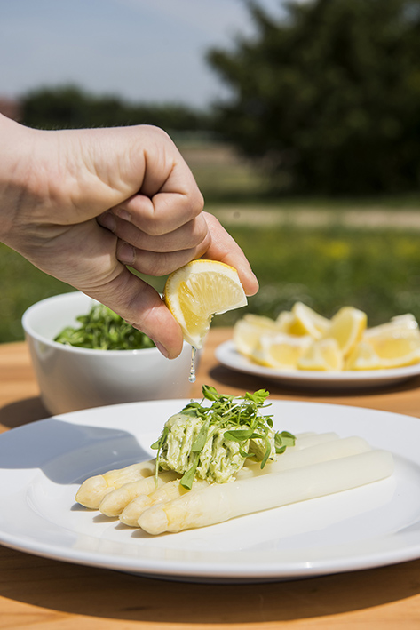 Spargel. Sauce hollandaise, Zitrone