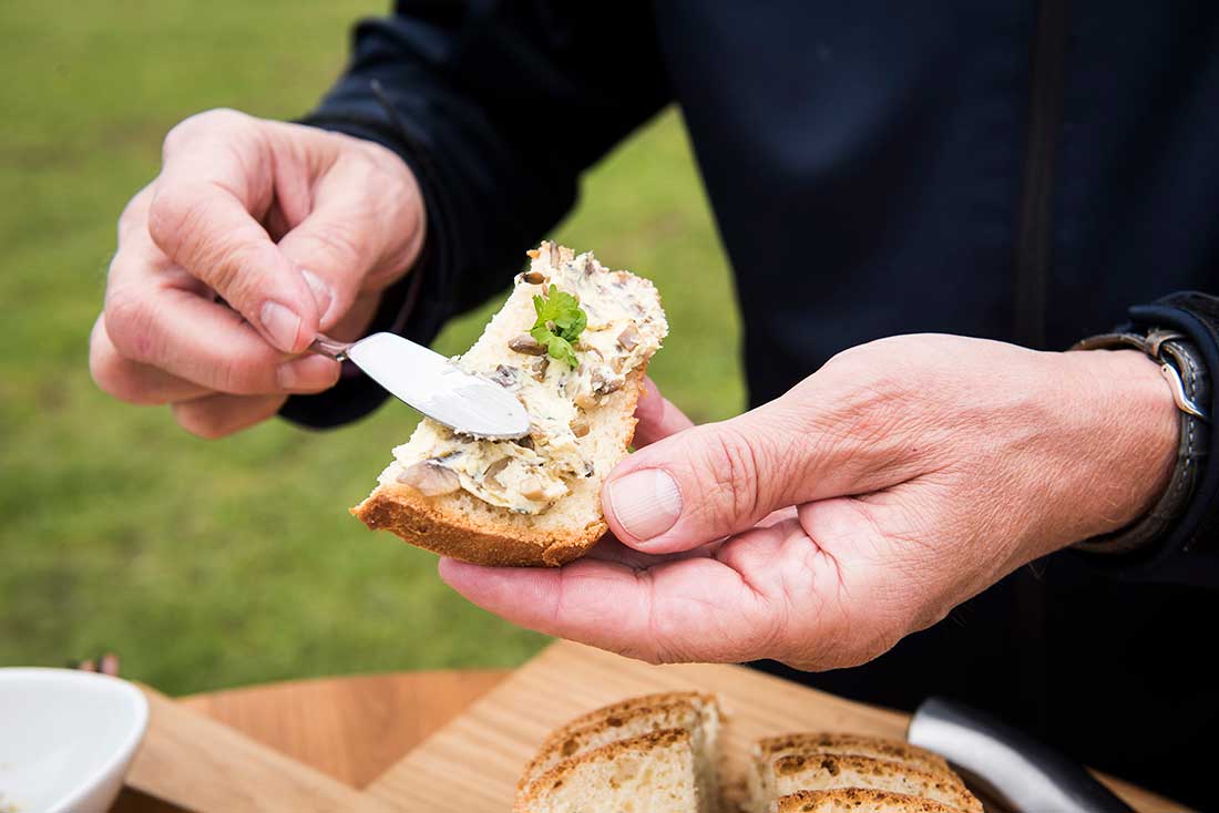 Champignon-Butter auf frischem Brot, Biopilzhof