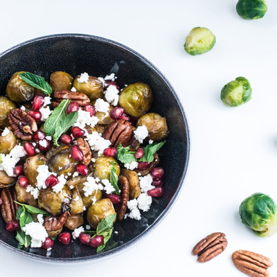 Gerösteter Rosenkohl mit Granatapfel und Pekannüssen