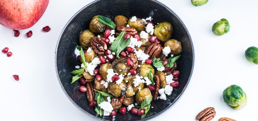 Gerösteter Rosenkohl mit Granatapfel und Pekannüssen