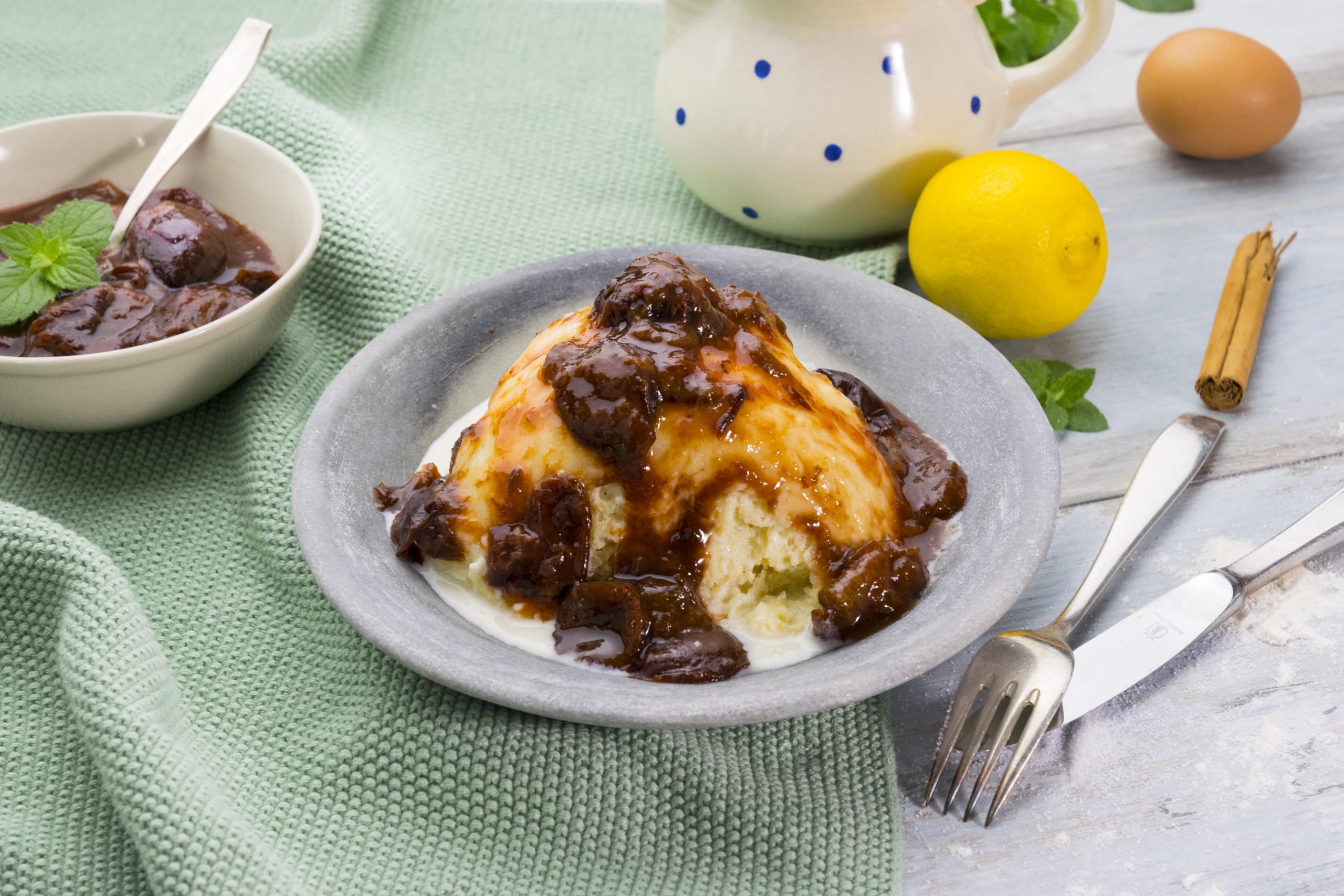 Angerichtete Dampfnudel mit Pflaumensoße