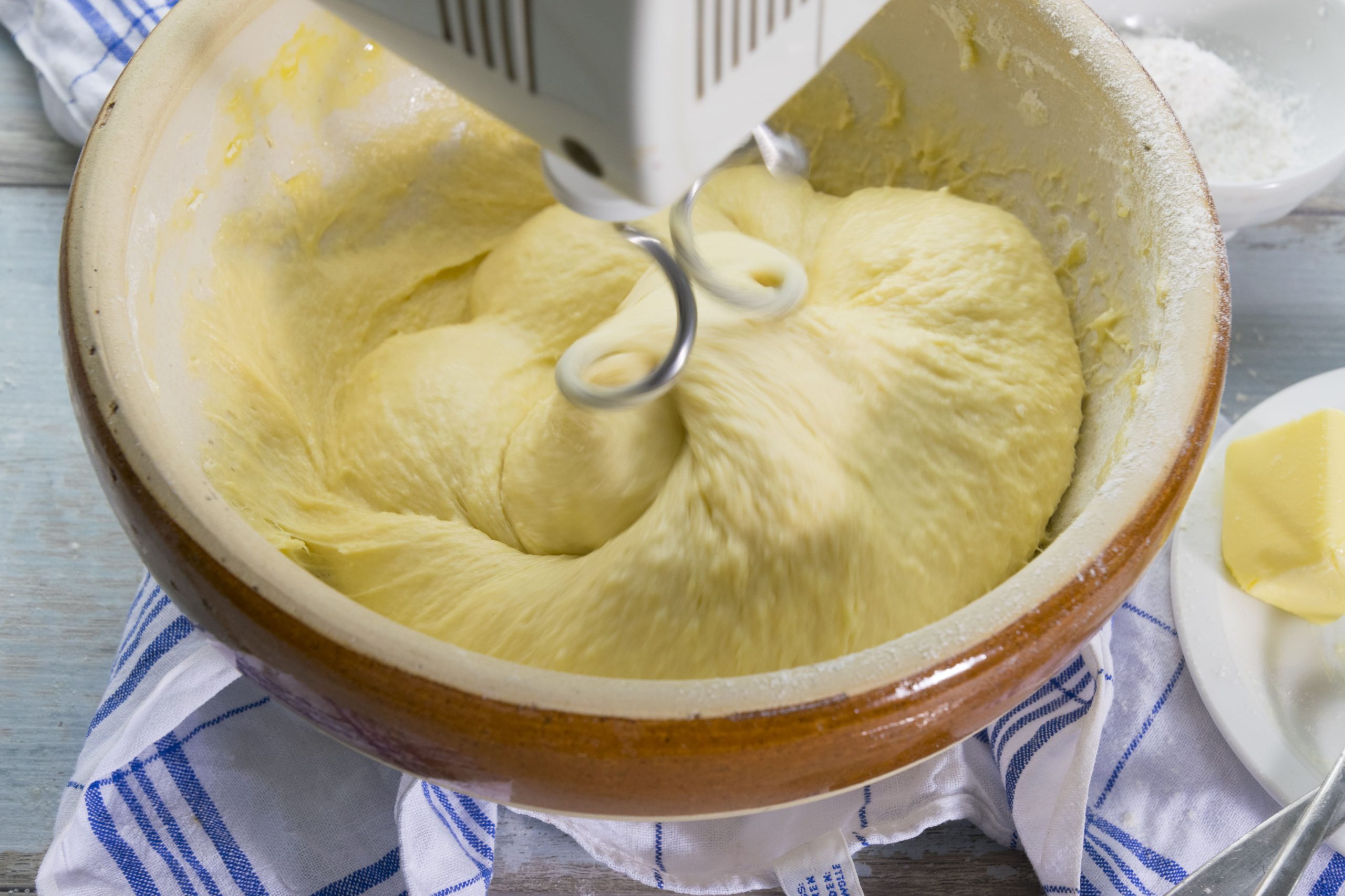 Mixer rührt Hefeteig