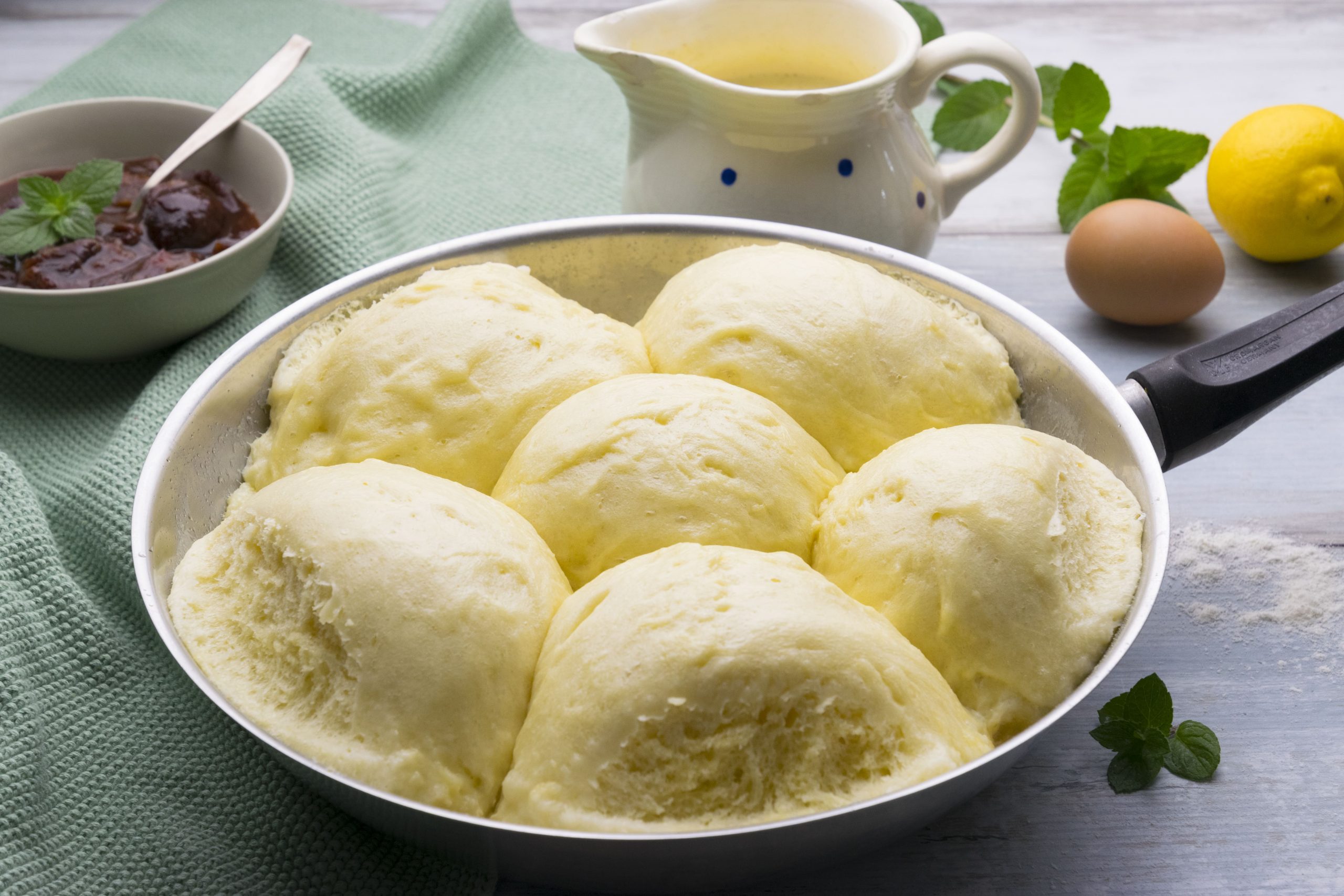 Dampfnudeln gehen in der Schüssel