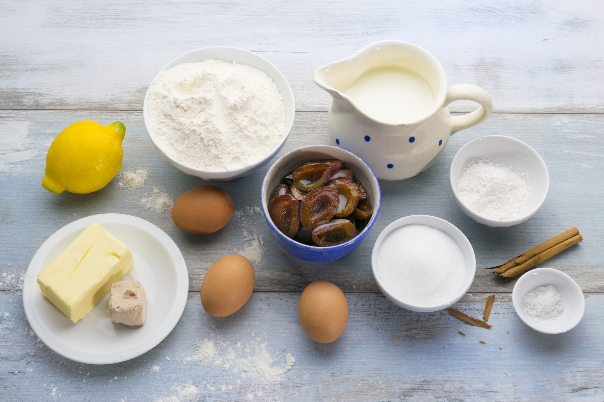 Zutaten für Dampfnudeln mit Pflaumensoße