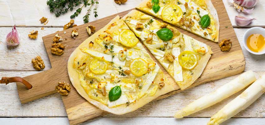 Spargel-Zitronen-Pizza mit Ziegenkäse und Honig