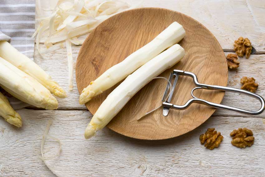 Spargel schälen