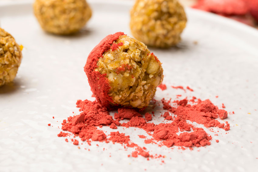 Cake-Pops in Erdbeerpulver welzen