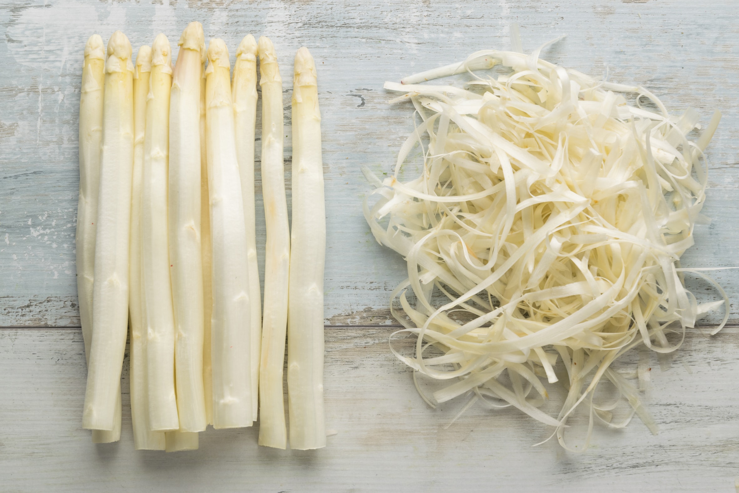 Frischer Spargel geschält