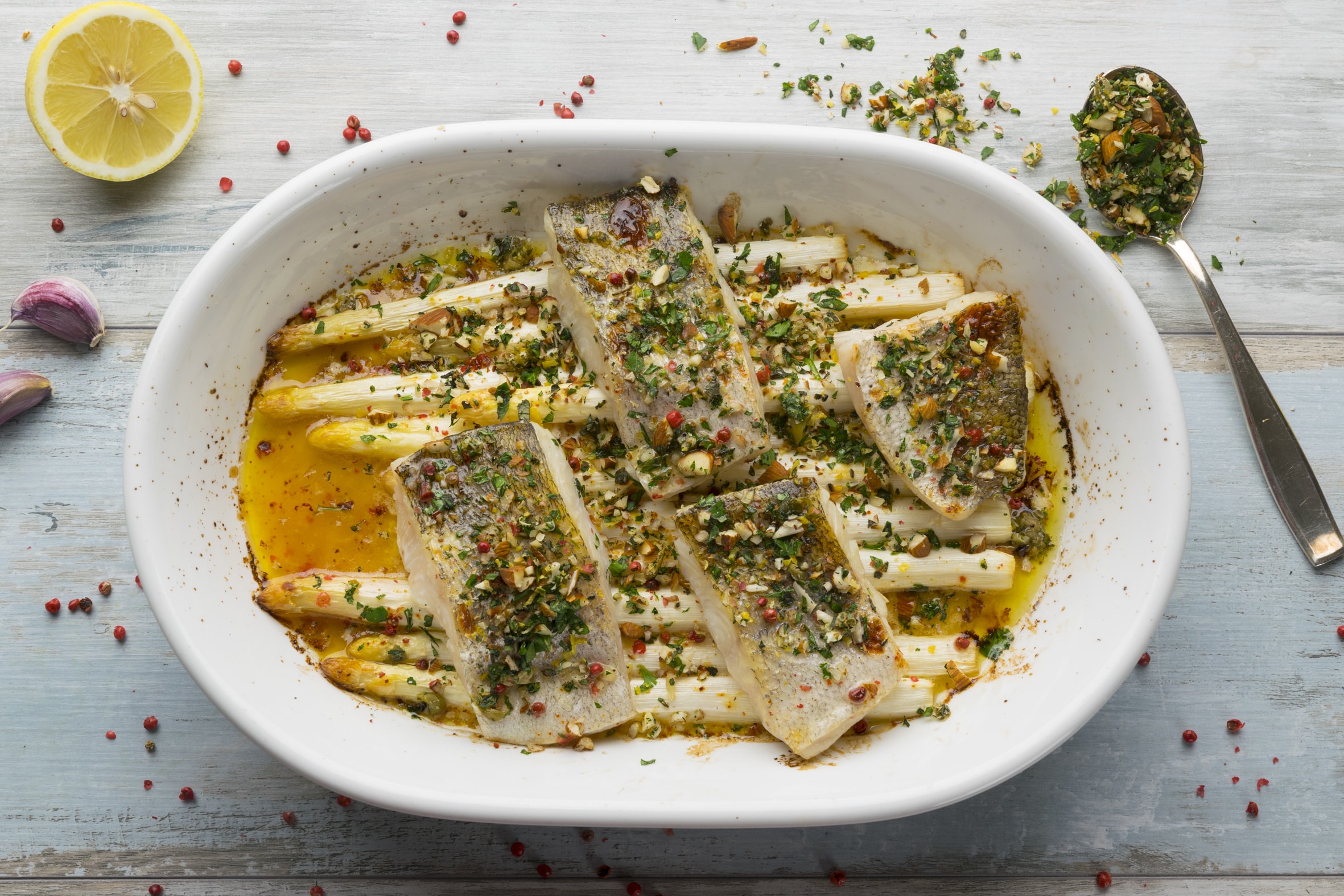 Zubereiteter Ofenspargel und Zander in der Auflaufform