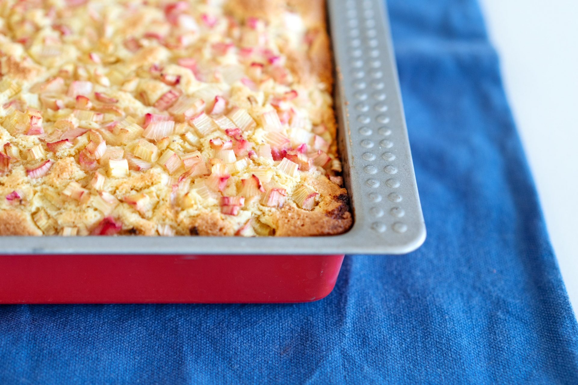 Rhabarberkuchen in der Backform