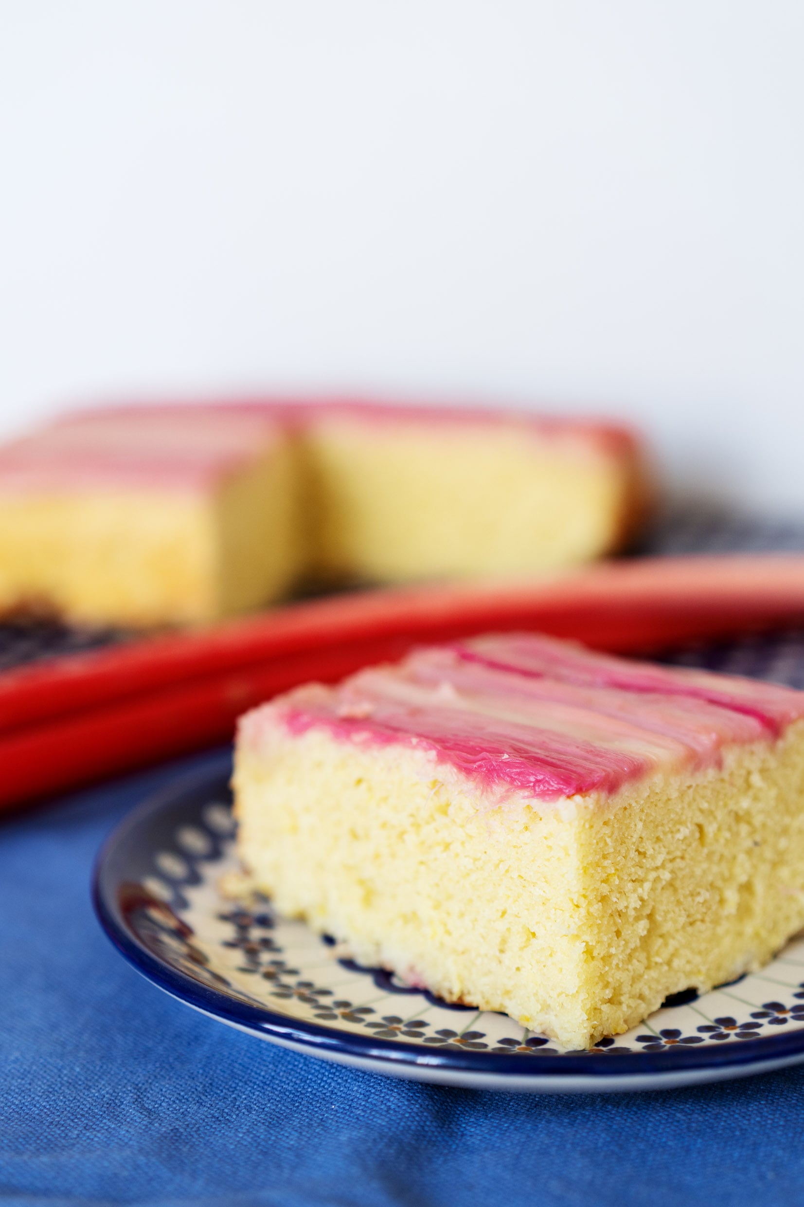 Geschnittener Rhabarberkuchen auf dem Teller