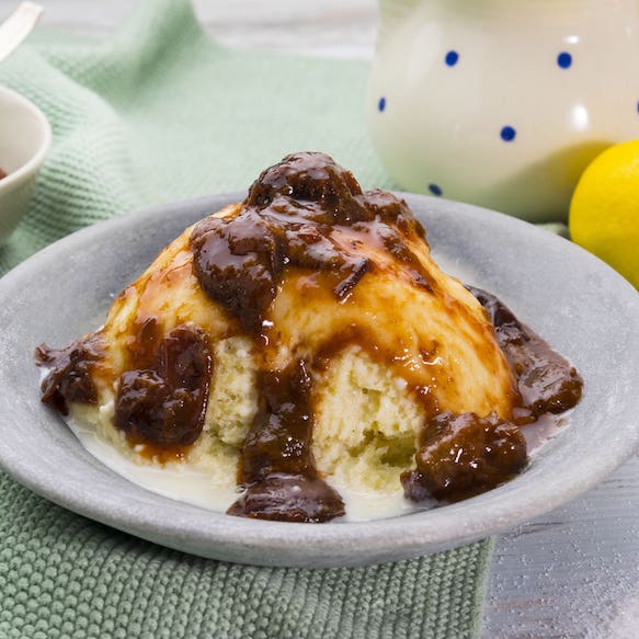 Zubereitete Dampfnudel auf dem Teller