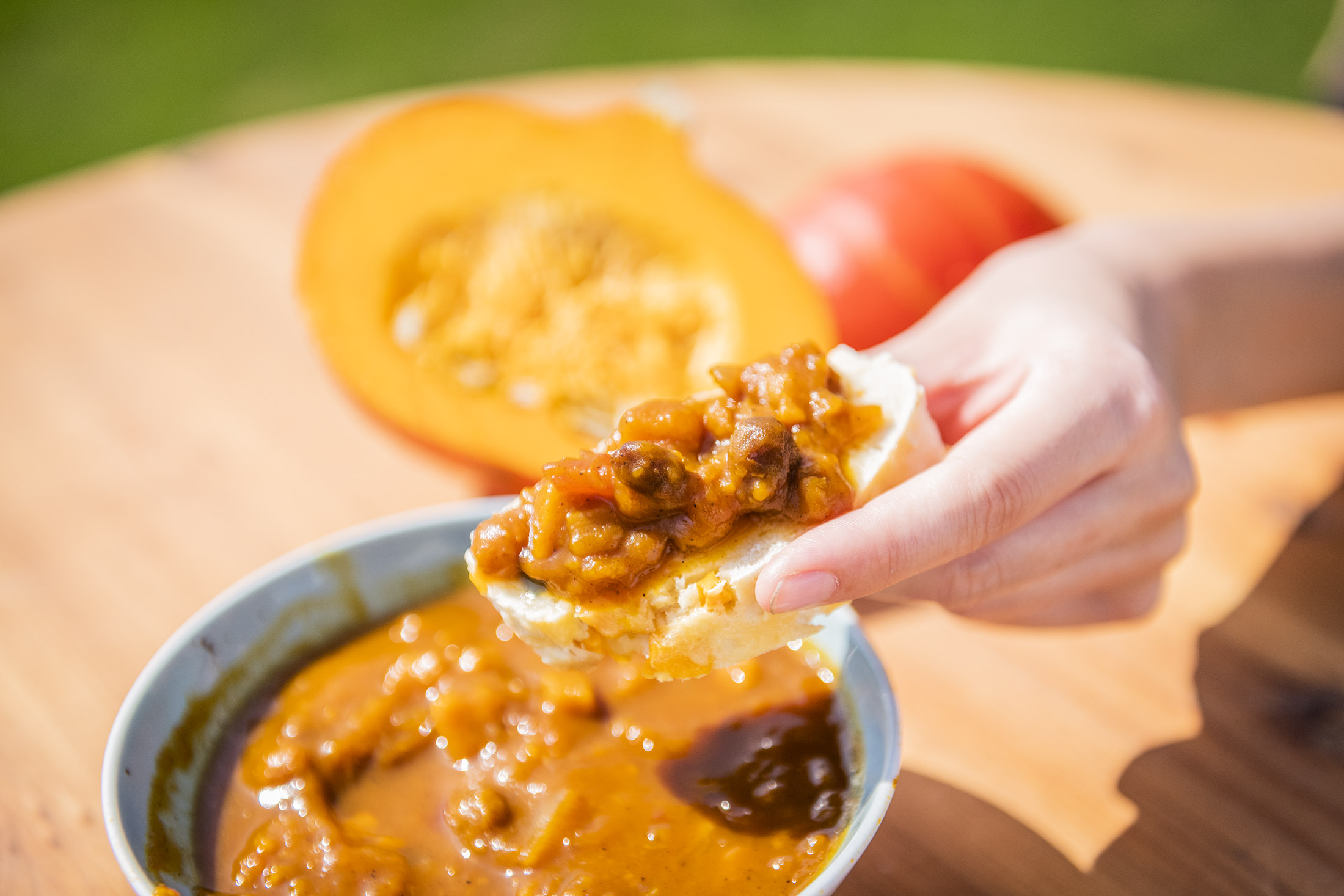 Kürbischutney auf dem Tisch