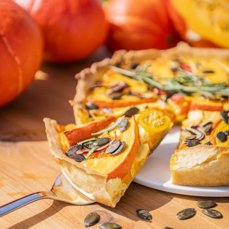 Aufgeschnittene Kürbis-Quiche auf dem Tisch