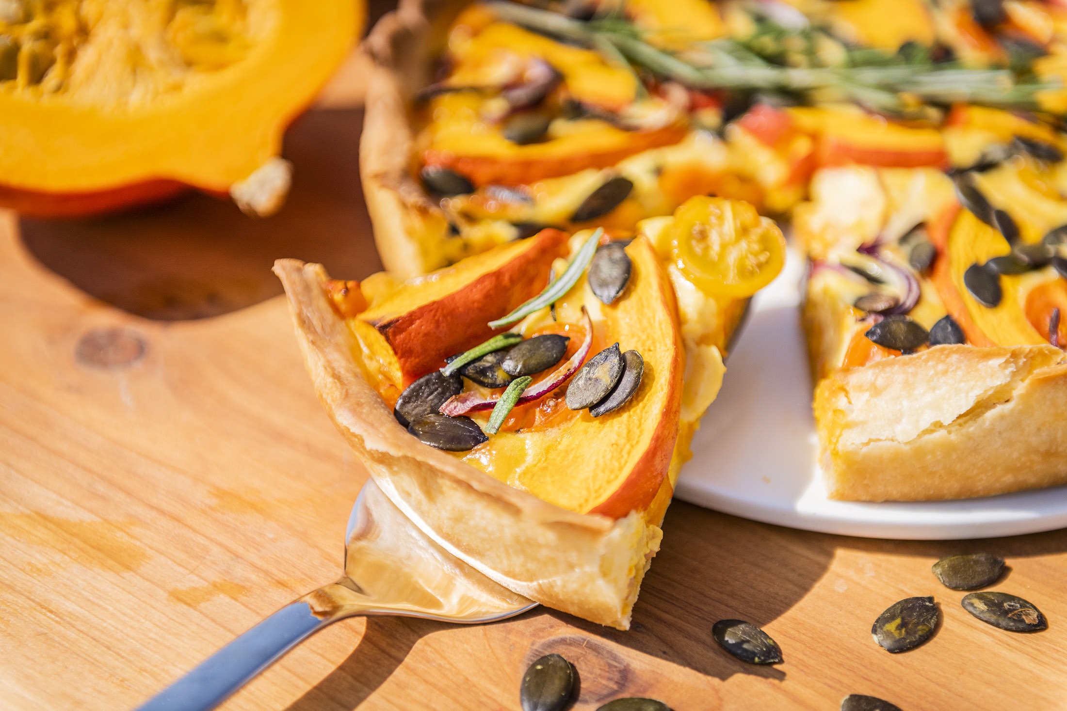 Kürbisquiche auf dem Tisch