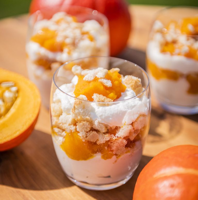 Kürbis-Schichtdessert auf dem Tisch