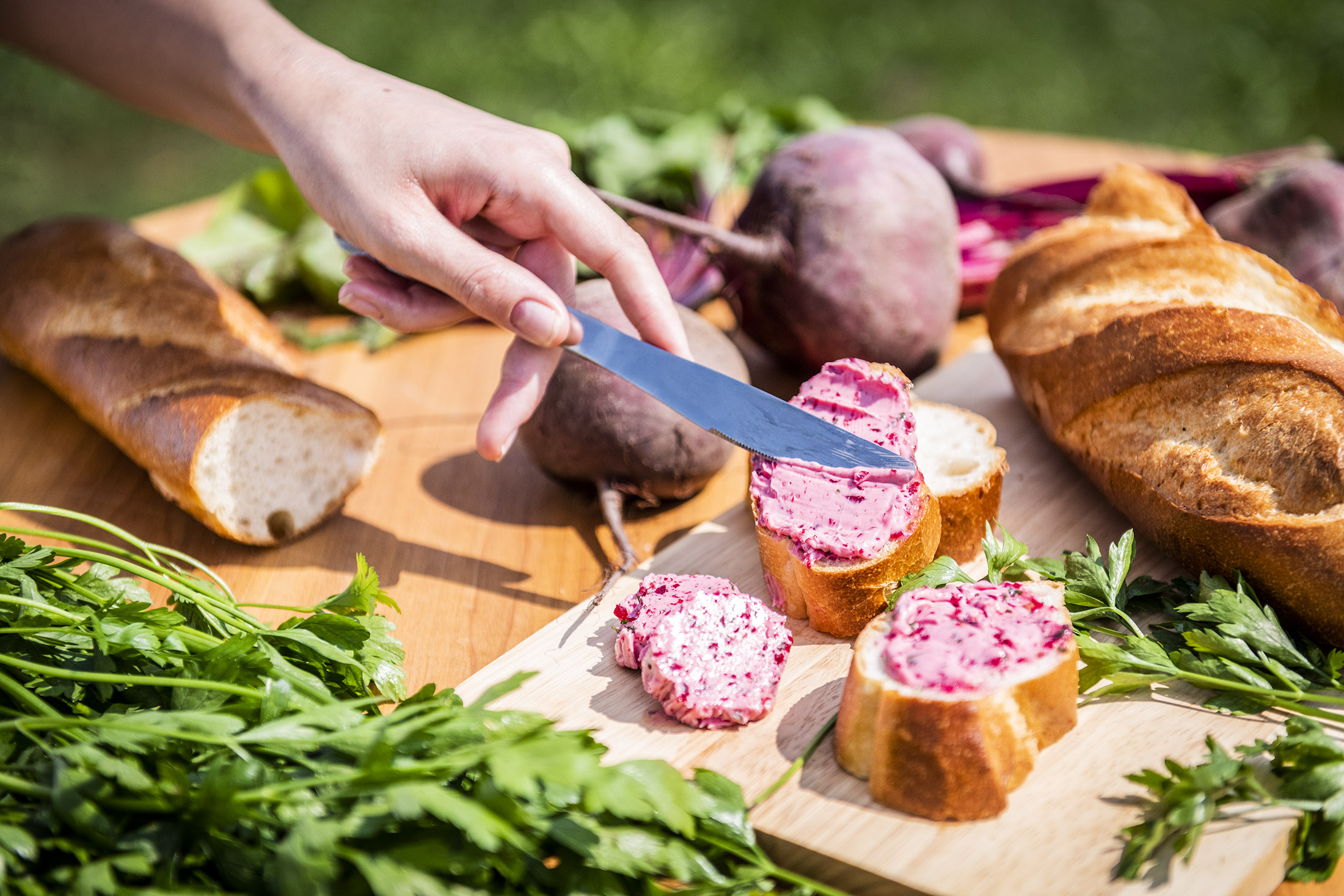 Rote Bete Butter wird auf Brot gestrichen