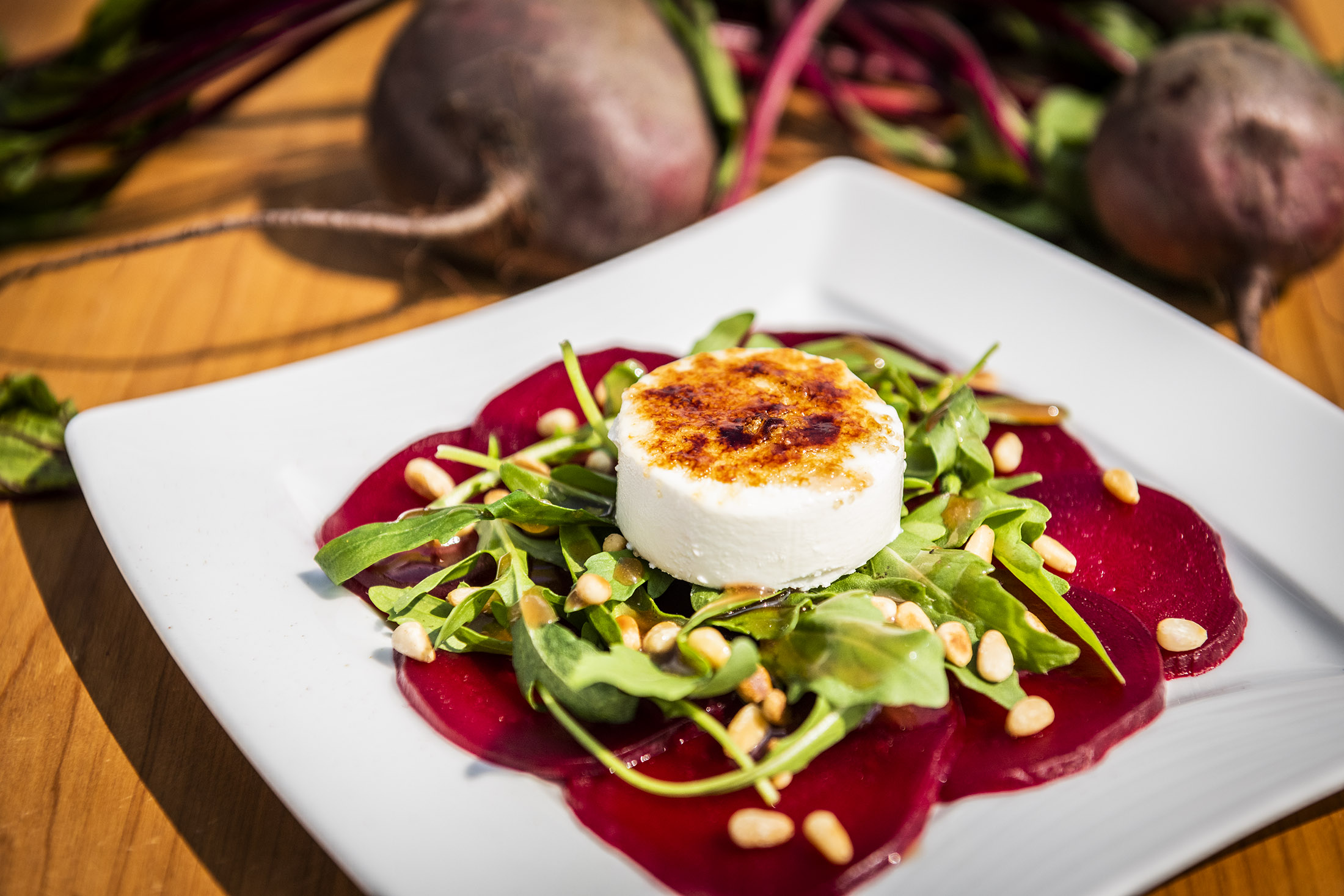 Rote Bete Carpaccio auf dem Teller