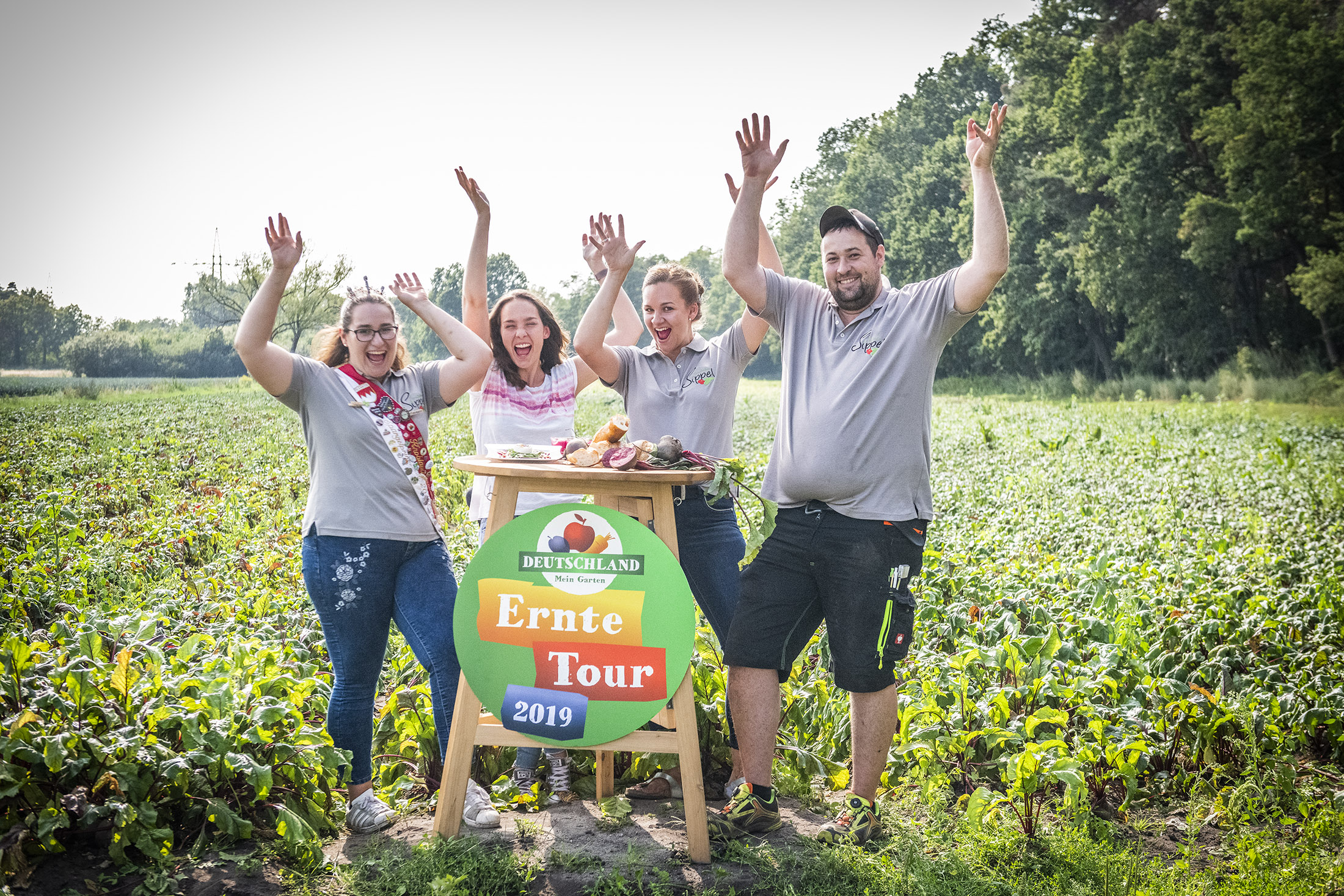 Familie Sippel und Ernte Tour Reporterin am Tisch