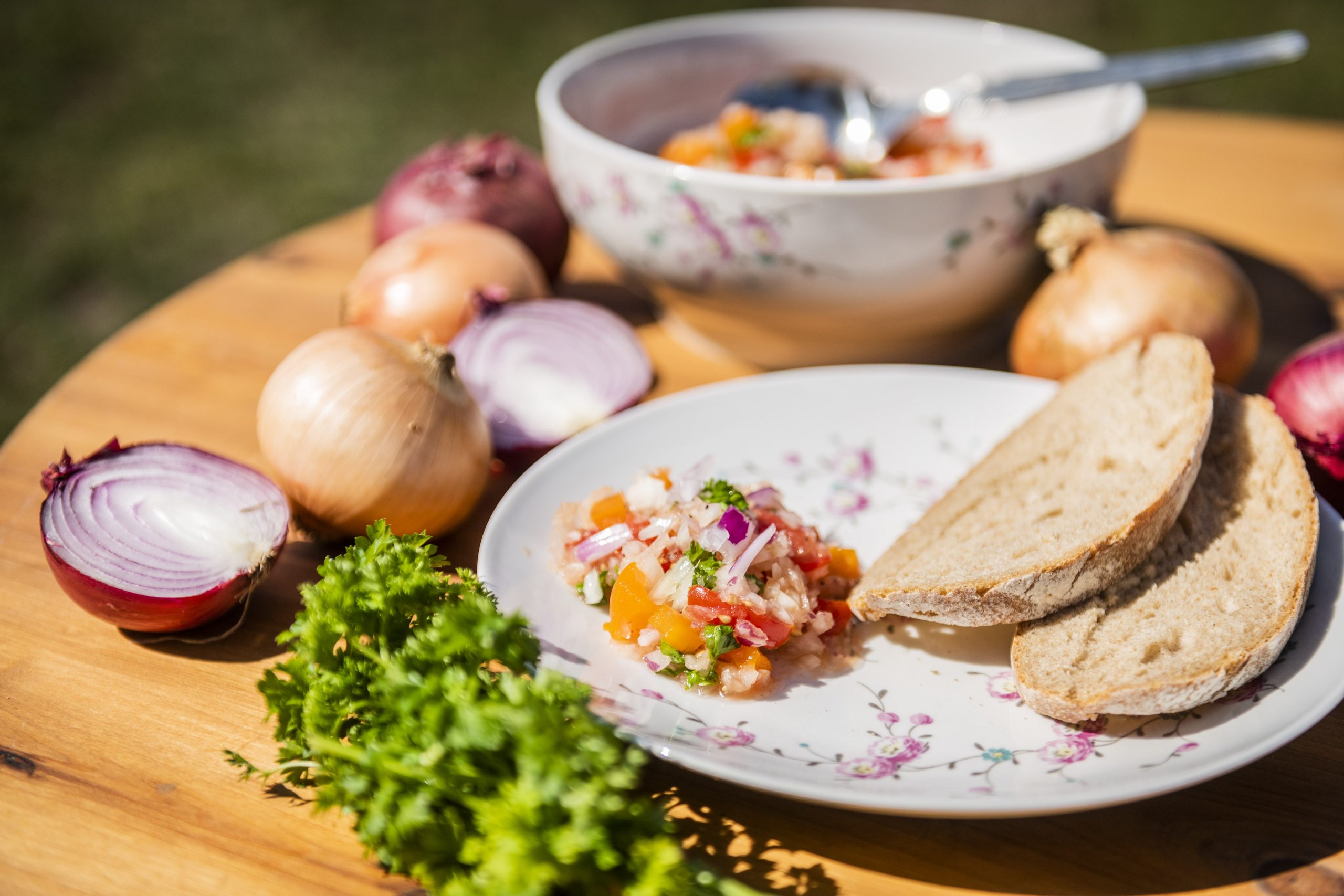 Zwiebelsalat auf dem Teller